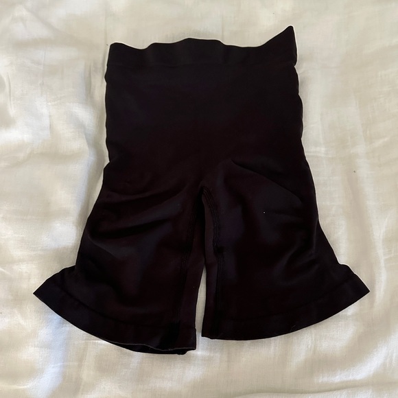 SKIMS Black and Tan Shapewear Shorts Size L-XL - Picture 2 of 5